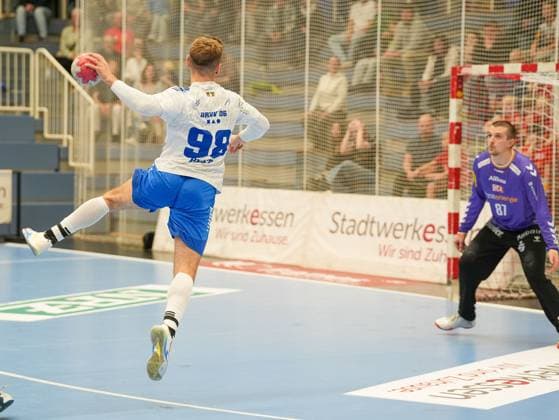 Yannick Marcos Pust Dessau Rosslauer HV 06, 98 at 1 vs 1 against Dominik Plaue TuSEM Essen, 87 TuSEM Essen vs Dessau Rosslauer HV 06, Handball, 2 Bundesliga, Matchday 9, Season 2025 2026, 24 10 2025 TuSEM Essen vs Dessau Rosslauer HV 06, Handball, 2 Bundesliga, Matchday 9, Season 2025 2026, 24 10 2025 Essen Copyright: xEibner-Pressefoto DamianxKruczynx EP_DKI