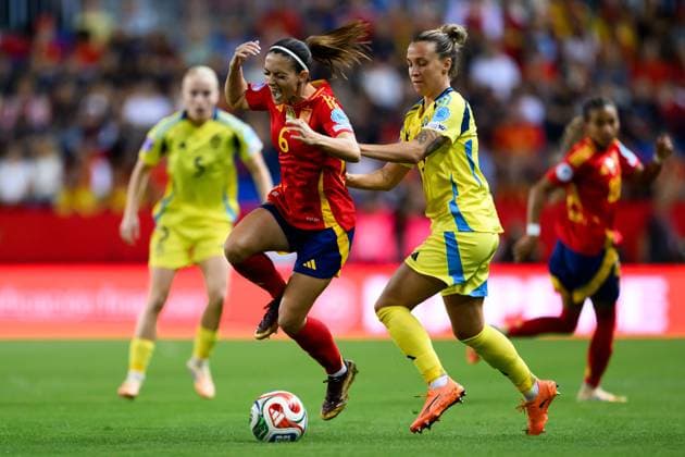 251024 Aitana Bonmati of Spain and Julia Zigiotti Olme of Sweden during the Women s Nations League semifinal football match between Spain and Sweden on October 24, 2025 in Malaga Photo Ludvig Thunman BILDBYRAN code LT LT0735 fotboll football soccer fotball nations league uefa womens nations league spanien sverige sweden spain dam bbeng semifinal  Copyright: LUDVIGxTHUNMAN BB251024LT033