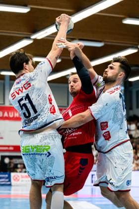 Huettenberg HBL 25 26 TV Huettenberg SG BBM Bietigheim from left in duel Hendrik Schreiber Huettenberg , Dominik Claus Bietigheim , Vit Reichl Huettenberg Huettenberg Sportzentrum Germany