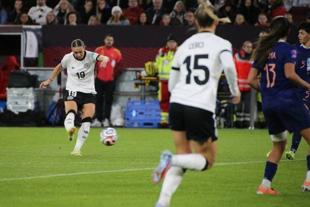 24 10 2025, xgrfx, Football UEFA Womens Nations League 1 2 Final, Germany France v l Goal, Klara Bühl German womens national team DFL DFB REGULATIONS PROHIBIT ANY USE OF PHOTOGRAPHS as IMAGE SEQUENCES and or QUASI VIDEO Düsseldorf