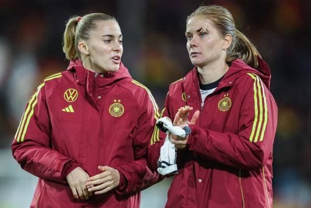 Soccer Women UEFA Womens Nations League Semi Final Germany France on 24 10 2025 at Merkurs Spiel Arena in Düsseldorf Sjoeke Nüsken Germany , right with bandage plaster on eyebrow DFB regulations prohibit any use of photographs as image sequences and or quasi video xJRx
