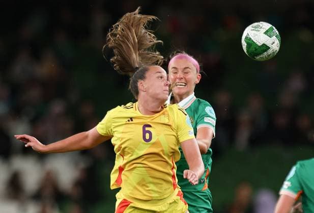 2025 UEFA Women s Nations League Promotion Relegation Play-off First Leg, Aviva Stadium, Dublin 24 10 2025 Republic of Ireland vs Belgium Belgium s Tine De Caigney and Ireland s Caitlin Hayes contest the ball Tine De Caigney and Caitlin Hayes contest the ball 24 10 2025  Copyright: x INPHO RyanxByrnex RB1_7998