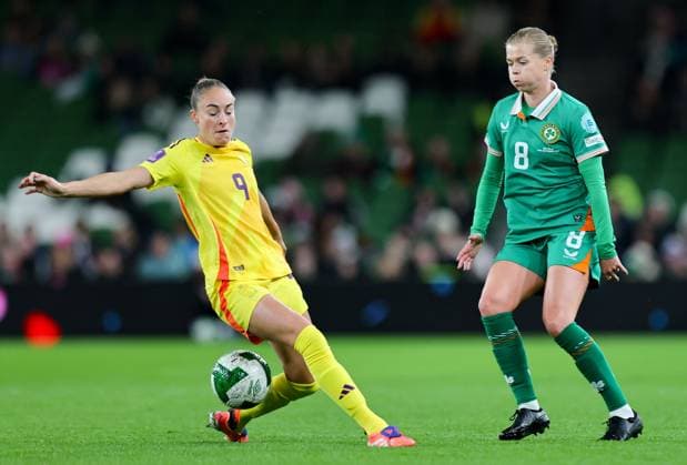 2025 UEFA Women s Nations League Promotion Relegation Play-off First Leg, Aviva Stadium, Dublin 24 10 2025 Republic of Ireland vs Belgium Belgium s Tessa Wullaert with Ireland s Ruesha Littlejohn Tessa Wullaert with Ruesha Littlejohn 24 10 2025  Copyright: x INPHO RyanxByrnex RB1_8288