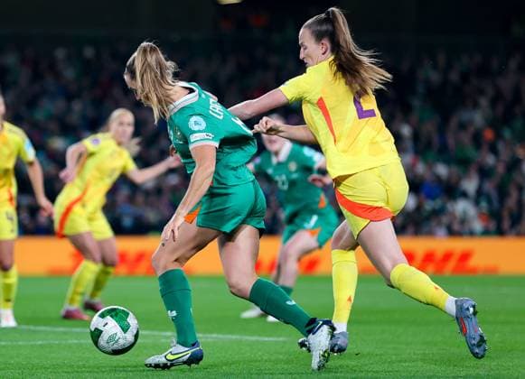 2025 UEFA Women s Nations League Promotion Relegation Play-off First Leg, Aviva Stadium, Dublin 24 10 2025 Republic of Ireland vs Belgium Belgium s Sari Kees tackles Ireland™s Kyra Carusa Sari Kees tackles Kyra Carusa 24 10 2025  Copyright: x INPHO RyanxByrnex RB2_2976