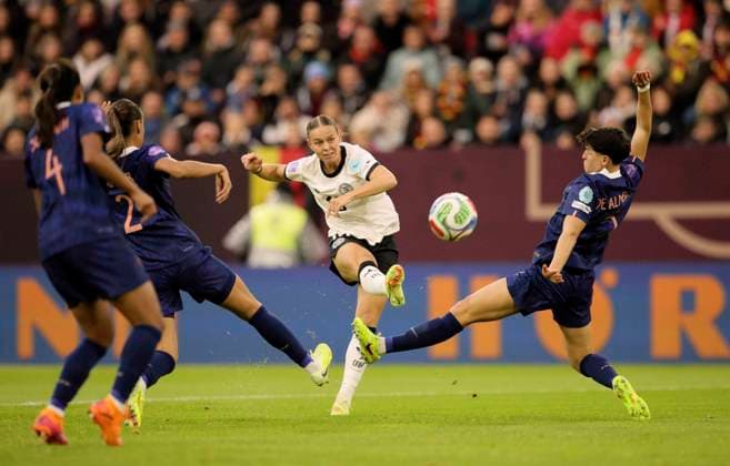 Photo goal kick by Klara BÜHL Germany against Elisa De Almeida France , right Womens international soccer match on Fri 24 10 2025 in Düsseldorf Germany France