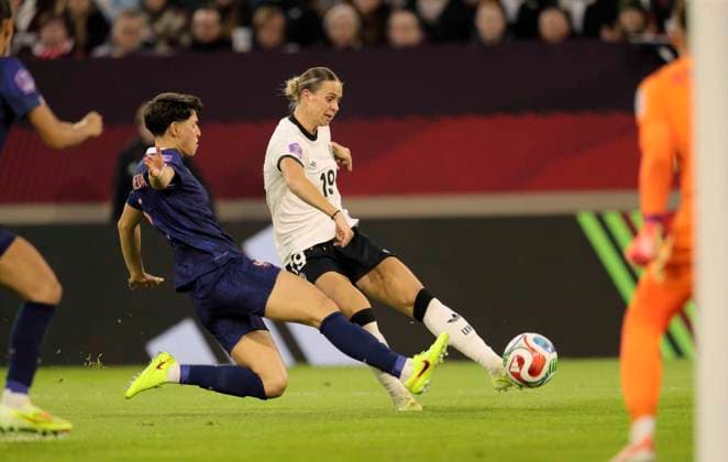 Photo goal kick by Klara BÜHL Germany against Elisa De Almeida France Womens international soccer match on Fri 24 10 2025 in Düsseldorf Germany France