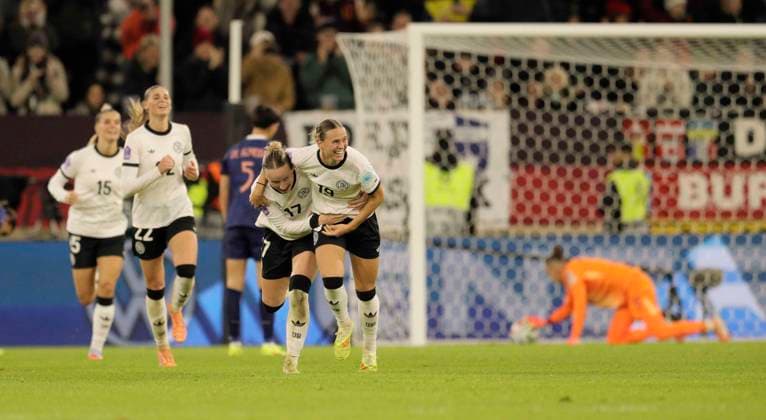 Photo Goal celebration for the German women , Klara BÜHL shoots the 1 0 , left congratulates Franziska KETT Womens international soccer match on Fri 24 10 2025 in Düsseldorf Germany France