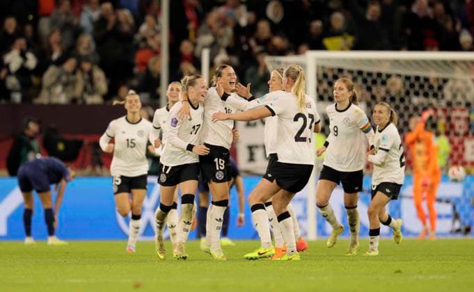 Photo Goal celebration for the German women , Klara BÜHL scores the 1 0 womens international soccer match on Fri 24 10 2025 in Düsseldorf Germany France