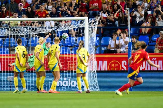 251024 Alexia Putellas of Spain scores the 1 0 goal behind goalkeeper Jennifer Falk of Sweden during the Women s Nations League semifinal football match between Spain and Sweden on October 24, 2025 in Malaga Photo Ludvig Thunman BILDBYRAN kod LT LT0735 fotboll football soccer fotball nations league uefa womens nations league spanien sverige sweden spain dam bbeng semifinal  Copyright: LUDVIGxTHUNMAN BB251024LT041