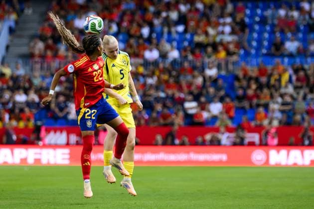251024 Vicky Lopez Serrano Félix of Spain and Anna Sandberg of Sweden during the Women s Nations League semifinal football match between Spain and Sweden on October 24, 2025 in Malaga Photo Ludvig Thunman BILDBYRAN code LT LT0735 fotboll football soccer fotball nations league uefa womens nations league spanien sverige sweden spain dam bbeng semifinal  Copyright: LUDVIGxTHUNMAN BB251024LT046