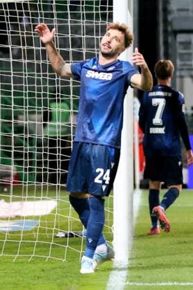 24 10 2025, xpfrx, Soccer 2 Bundesliga, SpVgg Greuther Fuerth Karlsruher SC v l Fabian Schleusener Karlsruher SC KSC DFL DFB REGULATIONS PROHIBIT ANY USE OF PHOTOGRAPHS as IMAGE SEQUENCES and or QUASI VIDEO Fuerth
