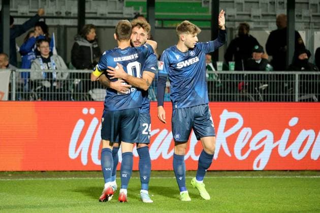 24 10 2025, xpfrx, Fußball 2 Bundesliga, SpVgg Greuther Fuerth Karlsruher SC v l Torjubel nach dem Tor zum celebrating the goal celebrate 0 3 durch Marvin Wanitzek Karlsruher SC KSC DFL DFB REGULATIONS PROHIBIT ANY USE OF PHOTOGRAPHS as IMAGE SEQUENCES and or QUASI VIDEO Fuerth