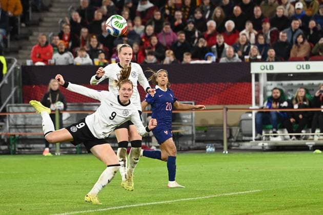 Sjoeke NUESKEN, Nüsken GER misses this scoring chance, action, duel, UEFA Womens Nations League, semi-final, semi-final, womens international football match, Germany GER France FRA 1 0 on 24 10 2025 in Duesseldorf Germany Â