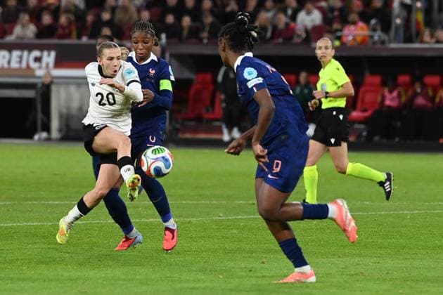 Elisa SENSS, Senß GER action, duel, UEFA Womens Nations League, semi-final, semi-final, womens international football match, Germany GER France FRA 1 0 on 24 10 2025 in Duesseldorf Germany Â
