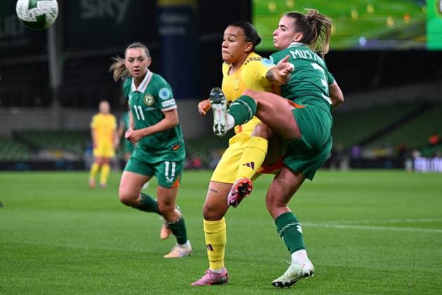 IRELAND VS BELGIUM Mariam Toloba (15) of Belgium pictured fighting for the ball with Chloe Mustaki (3) of Ireland during a women football game between the national teams of the republic of Ireland and Belgium, called the Red Flames for the first leg of the Promotion relegation play-off in the Uefa Womens Nations League 2025, on Friday 24 October 2025 in Dublin , IRELAND . Photo Sportpix David Catry Dublin Aviva Stadium IRELAND  Copyright: xSportpix.bex xDavidxCatryxDavidxCatryx