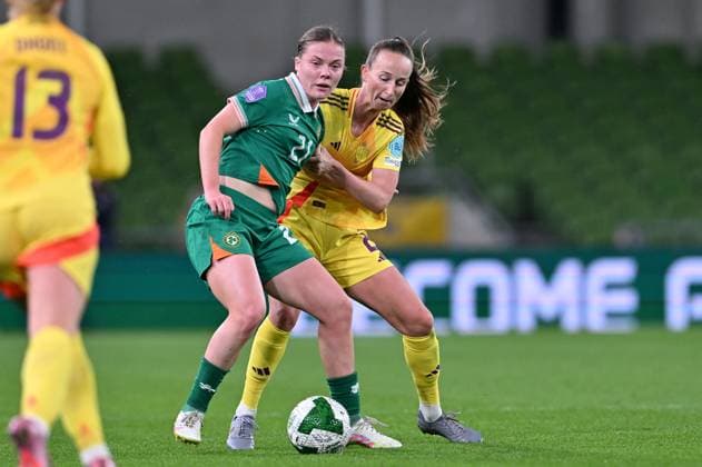 IRELAND VS BELGIUM Emily Murphy (21) of Ireland pictured fighting for the ball with Sari Kees (2) of Belgium during a women football game between the national teams of the republic of Ireland and Belgium, called the Red Flames for the first leg of the Promotion relegation play-off in the Uefa Womens Nations League 2025, on Friday 24 October 2025 in Dublin , IRELAND . Photo Sportpix David Catry Dublin Aviva Stadium IRELAND  Copyright: xSportpix.bex xDavidxCatryxDavidxCatryx