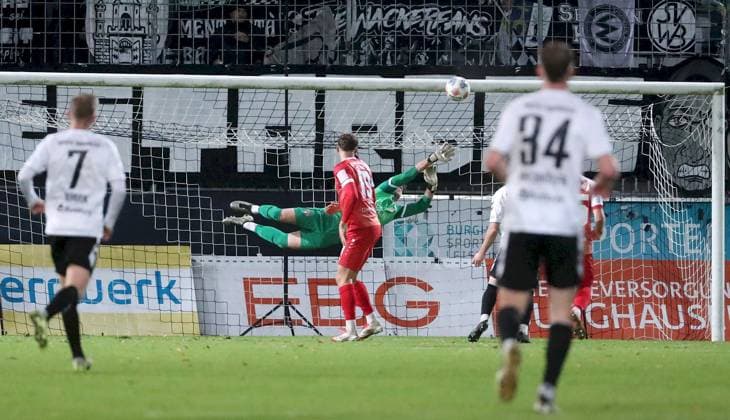 24 10 2025, xfsx, Men, Soccer, Season 2025 2026, Regionalliga Bayern, 15 Matchday SV Wacker Burghausen FC Wuerzburger Kickers v li Alexander Gordok SV Wacker Burghausen , Marius Uhl FC Wuerzburger Kickers , Johann Hipper FC Wuerzburger Kickers , Lukas Walchhuetter SV Wacker Burghausen Burghausen Wacker Arena Bayern Germany