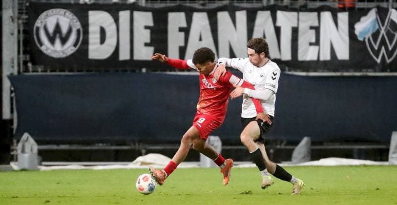 24 10 2025, xfsx, Men, Football, Season 2025 2026, Regionalliga Bayern, 15 Matchday SV Wacker Bughausen FC Wuerzburger Kickers v li Jermain Nischalke FC Wuerzburger Kickers , Moritz Bangerter SV Wacker Burghausen Burghausen Wacker Arena Bayern Germany