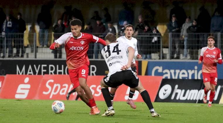 24 10 2025, xfsx, Men, Soccer, Season 2025 2026, Regionalliga Bayern, 15 Matchday SV Wacker Bughausen FC Wuerzburger Kickers v li Jermain Nischalke FC Wuerzburger Kickers , Lukas Walchhuetter SV Wacker Burghausen , Filip Ilic SV Wacker Burghausen , Marius Uhl FC Wuerzburger Kickers Burghausen Wacker Arena Bayern Germany