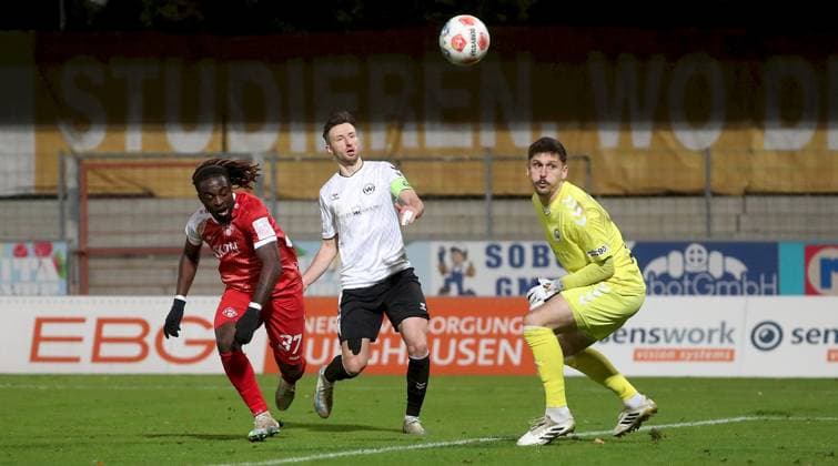 24 10 2025, xfsx, Men, Football, Season 2025 2026, Regionalliga Bayern, 15 Matchday SV Wacker Bughausen FC Wuerzburger Kickers v li Eliot Muteba FC Wuerzburger Kickers , Christoph Schulz SV Wacker Burghausen , Markus Schoeller SV Wacker Burghausen Burghausen Wacker Arena Bayern Germany