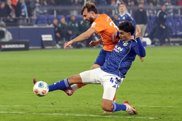 24 10 2025, xrekx, Soccer 2 Bundesliga, FC Schalke 04 SV Darmstadt 98 v l Offside goal Killian Corredor SV Darmstadt 98 Mertcan Ayhan FC Schalke 04 DFL DFB REGULATIONS PROHIBIT ANY USE OF PHOTOGRAPHS as IMAGE SEQUENCES and or QUASI VIDEO Gelsenkirchen
