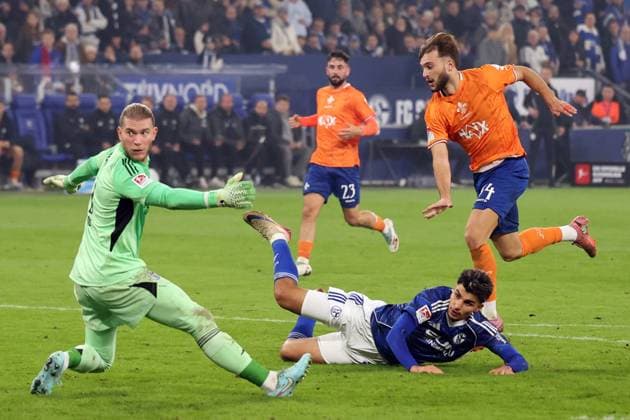 24 10 2025, xrekx, Soccer 2 Bundesliga, FC Schalke 04 SV Darmstadt 98 v l Loris Karius FC Schalke 04 Offside goal Killian Corredor SV Darmstadt 98 Mertcan Ayhan FC Schalke 04 DFL DFB REGULATIONS PROHIBIT ANY USE OF PHOTOGRAPHS as IMAGE SEQUENCES and or QUASI VIDEO Gelsenkirchen