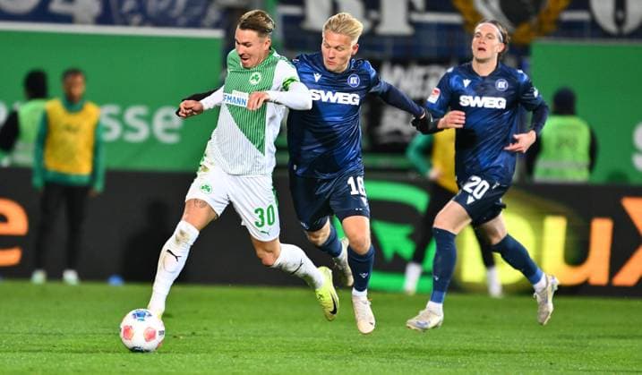 24 10 2025 Soccer Season 2025 2026 2 Soccer Bundesliga 10 Matchday SpVgg Greuther Fürth Kleeblatt Karlsruher SC Karlsruhe KSC Sportfoto Zink xwoxzix DFL regulations prohibit any use of photographs as image sequences and or quasi video only for editorial use Felix Klaus 30, SpVgg Greuther Fürth Andreas Müller Mueller 16, Karlsruher SC KSC