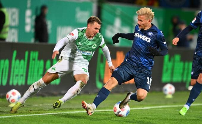24 10 2025 Soccer Season 2025 2026 2 Soccer Bundesliga 10 Matchday SpVgg Greuther Fürth Kleeblatt Karlsruher SC Karlsruhe KSC Sportfoto Zink xwoxzix DFL regulations prohibit any use of photographs as image sequences and or quasi video only for editorial use Felix Klaus 30, SpVgg Greuther Fürth Andreas Müller Mueller 16, Karlsruher SC KSC