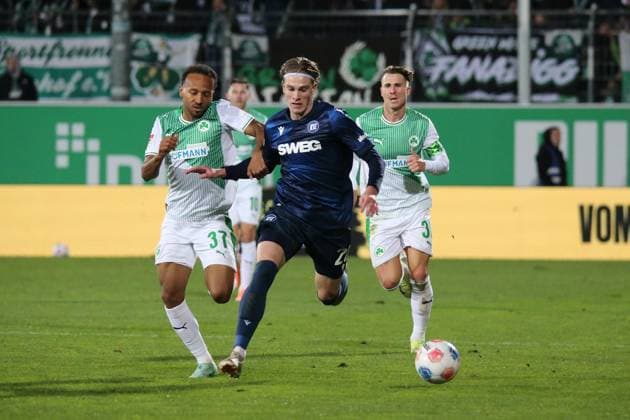 24 10 2025, xpfrx, Fußball 2 Bundesliga, SpVgg Greuther Fuerth Karlsruher SC v l Julian Green Greuther Fürth Fuerth David Herold Karlsruher SC KSC Zweikampf, Aktion, action, battle for the ball DFL DFB REGULATIONS PROHIBIT ANY USE OF PHOTOGRAPHS as IMAGE SEQUENCES and or QUASI VIDEO Fuerth