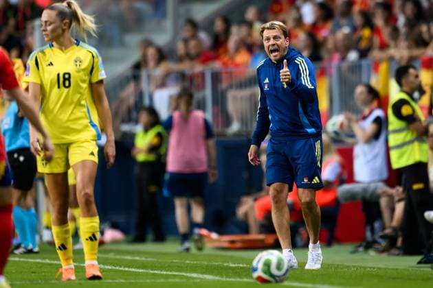 251024 Head coach Tony Gustavsson of Sweden during the Women s Nations League semifinal football match between Spain and Sweden on October 24, 2025 in Malaga Photo Ludvig Thunman BILDBYRAN code LT LT0735 fotboll football soccer fotball nations league uefa womens nations league spanien sverige sweden spain dam bbeng semifinal  Copyright: LUDVIGxTHUNMAN BB251024LT058