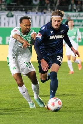 24 10 2025, xpfrx, Fußball 2 Bundesliga, SpVgg Greuther Fuerth Karlsruher SC v l Julian Green Greuther Fürth Fuerth David Herold Karlsruher SC KSC Zweikampf, Aktion, action, battle for the ball DFL DFB REGULATIONS PROHIBIT ANY USE OF PHOTOGRAPHS as IMAGE SEQUENCES and or QUASI VIDEO Fuerth