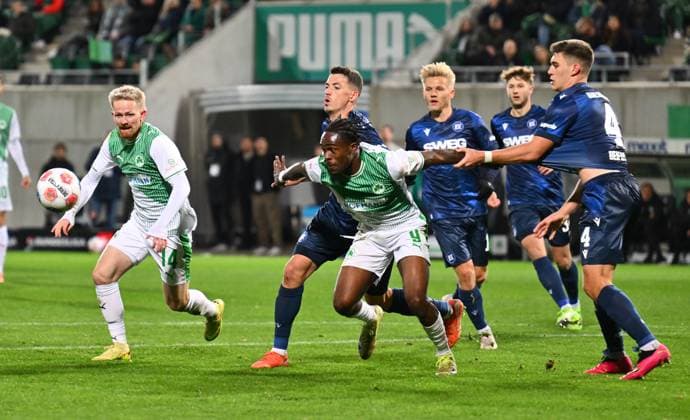 24 10 2025 Soccer Season 2025 2026 2 Soccer Bundesliga 10 Matchday SpVgg Greuther Fürth Kleeblatt Karlsruher SC Karlsruhe KSC Sportfoto Zink xwoxzix DFL regulations prohibit any use of photographs as image sequences and or quasi video only for editorial use Jomaine Consbruch 14, SpVgg Greuther Fürth Noel Futkeu 9, SpVgg Greuther Fürth Marcel Beifus 4, Karlsruher SC KSC
