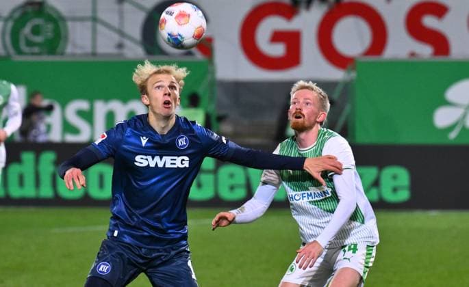 24 10 2025 Soccer Season 2025 2026 2 Soccer Bundesliga 10 Matchday SpVgg Greuther Fürth Kleeblatt Karlsruher SC Karlsruhe KSC Sportfoto Zink xwoxzix DFL regulations prohibit any use of photographs as image sequences and or quasi video only for editorial use Leon Opitz 17, Karlsruher SC KSC Jomaine Consbruch 14, SpVgg Greuther Fürth