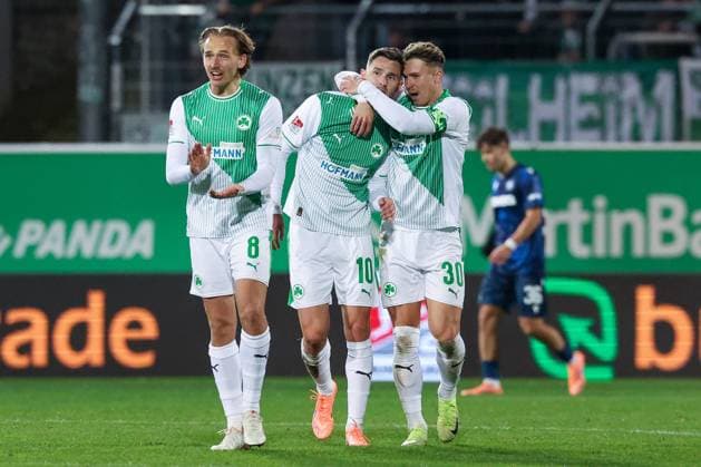 Mathias Olesen 8 Spvgg Greuther Fuerth cheers on his teammates after the 1 3 by Branimir Hrgota 10 Spvgg Greuther Fuerth , with Felix Klaus 30 Spvgg Greuther Fuerth , SpVgg Greuther Fuerth vs Karlsruher SC, Football, Men, DFL, 2 Bundesliga, Season 2025 2026, Sportpark Ronhof Thomas Sommer, Matchday 10, 24 10 2025 Fuerth Bayern Germany Copyright: xkolbert-press MartinxAgüerax