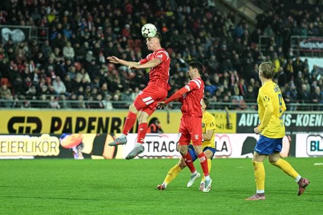 Soccer I Men I Season 2025 2026 I Regionalliga I Matchday 13 I Hallescher FC 1 FC Lokomotive Leipzig I 24 10 2025 Pascal Schmedemann 24, Hallescher FC goes up for a header, behind him Niklas Landgraf 31, Hallescher FC Halle Saale Leuna Chemie Stadion Sachsen Anhalt Germany Copyright: xLobeca InesxHähnelx