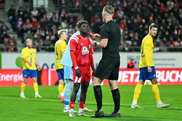 Soccer I Men I Season 2025 2026 I Regionalliga I Matchday 13 I Hallescher FC 1 FC Lokomotive Leipzig I 24 10 2025 Bocar Baro 26, Hallescher FC gets a red card from referee Marvin Tennes Halle Saale Leuna Chemie Stadion Sachsen Anhalt Germany Copyright: xLobeca InesxHähnelx