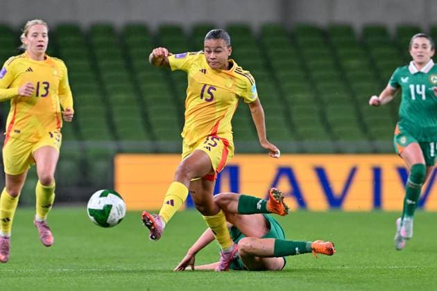 IRELAND VS BELGIUM Jessie Stapleton (2) of Ireland pictured fighting for the ball with Mariam Toloba (15) of Belgium during a women football game between the national teams of the republic of Ireland and Belgium, called the Red Flames for the first leg of the Promotion relegation play-off in the Uefa Womens Nations League 2025, on Friday 24 October 2025 in Dublin , IRELAND . Photo Sportpix David Catry Dublin Aviva Stadium IRELAND  Copyright: xSportpix.bex xDavidxCatryxDavidxCatryx