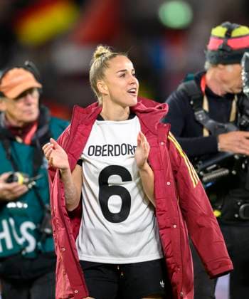 Final cheer GER, Giulia GWINN GER in a jersey of Lena OBERDORF GER who just suffered a torn cruciate ligament Soccer UEFA Women s Nations League, Semifinal First leg, Germany GER France FRA 1 0, on 24 10 2025 in Düsseldorf Germany Merkur Spiel Arena