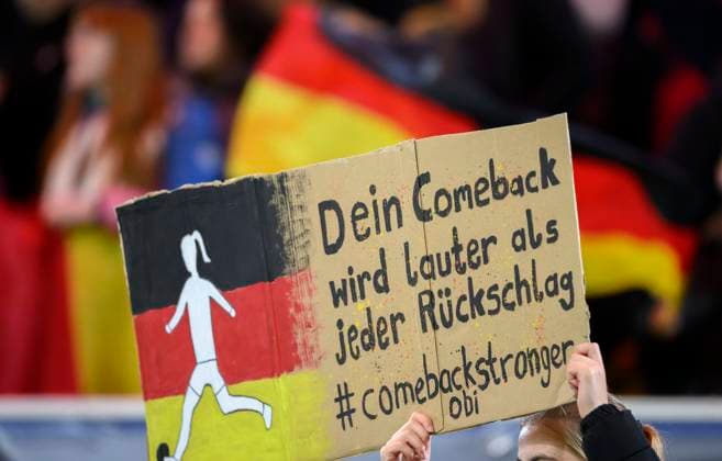 Fans from GER with a poster for Lena OBERDORF GER who has just suffered a torn cruciate ligament, Your comeback will be louder than any setback comebackstringerobi Football UEFA Women s Nations League, semi-final first leg, Germany GER France FRA 1 0, on 24 10 2025 in Düsseldorf Germany Merkur Spiel Arena