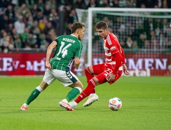 Soccer, Men, Season 2025 2026, 1 Bundesliga 8 Matchday , SV Werder Bremen 1 FC Union Berlin, v l Senne Lynen Werder Bremen , Andrej Ilic 1 FC Union Berlin , 24 10 2025, Copyright: xMatthiasxKochx