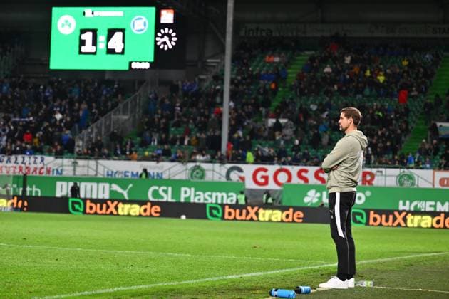 24 10 2025 Soccer Season 2025 2026 2 Soccer Bundesliga 10 Matchday SpVgg Greuther Fürth Kleeblatt Karlsruher SC Karlsruhe KSC Sportfoto Zink xwoxzix DFL regulations prohibit any use of photographs as image sequences and or quasi video only for editorial use Thomas Kleine Trainer SpVgg Greuther Fürth Scoreboard with final result