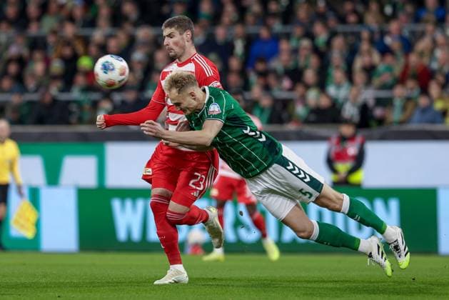 from left Andrej Ilic 1 FC Union Berlin, 26 and Amos Pieper SV Werder Bremen, 5 in a duel, dynamic, action, action, game scene, THE DFL GUIDELINES PROHIBIT ANY USE OF PHOTOGRAPHS AS IMAGE SEQUENCES AND OR QUASI VIDEO DFL REGULATIONS PROHIBIT ANY USE OF PHOTOGRAPHS AS IMAGE SEQUENCES AND OR QUASI VIDEO , 24 10 2025, Bremen Germany , Football, Bundesliga, SV Werder Bremen 1 FC Union Berlin xobx