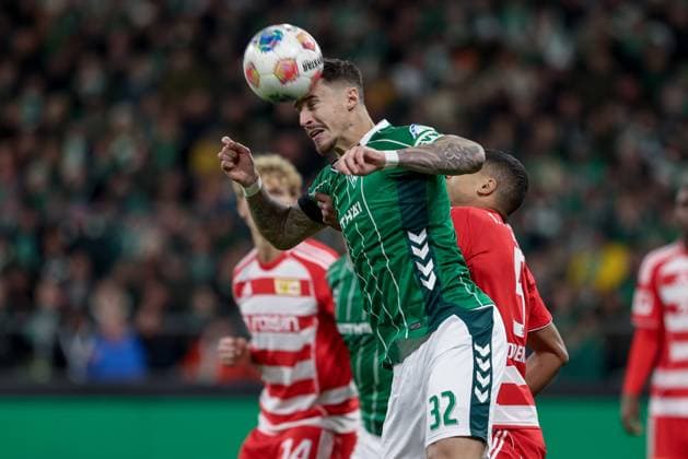 Marco Friedl SV Werder Bremen, 32 at header, Action, Action, Game scene, THE DFL GUIDELINES PROHIBIT ANY USE OF PHOTOGRAPHS AS IMAGE SEQUENCES AND OR VIDEOA HNLICHE FOTOSTRECKEN DFL REGULATIONS PROHIBIT ANY USE OF PHOTOGRAPHS AS IMAGE SEQUENCES AND OR QUASI VIDEO , 24 10 2025, Bremen Germany , Football, Bundesliga, SV Werder Bremen 1 FC Union Berlin xobx