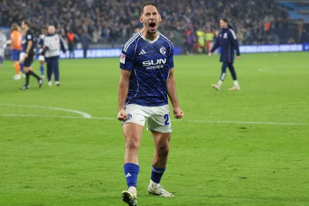 24 10 2025, xrekx, Fußball 2 Bundesliga, FC Schalke 04 SV Darmstadt 98 v l FC Schalke Mannschaft, Spieler, jubeln nach Spielende, Team, Player, celebrate at the end of the match Nikola Katic FC Schalke 04 DFL DFB REGULATIONS PROHIBIT ANY USE OF PHOTOGRAPHS as IMAGE SEQUENCES and or QUASI VIDEO Gelsenkirchen