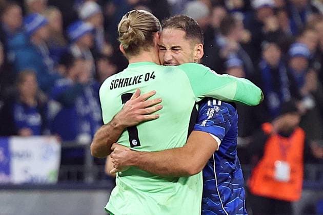 24 10 2025, xrekx, Fußball 2 Bundesliga, FC Schalke 04 SV Darmstadt 98 v l Loris Karius FC Schalke 04 Nikola Katic FC Schalke 04 Mannschaft, Spieler, jubeln nach Spielende, Team, Player, celebrate at the end of the match DFL DFB REGULATIONS PROHIBIT ANY USE OF PHOTOGRAPHS as IMAGE SEQUENCES and or QUASI VIDEO Gelsenkirchen