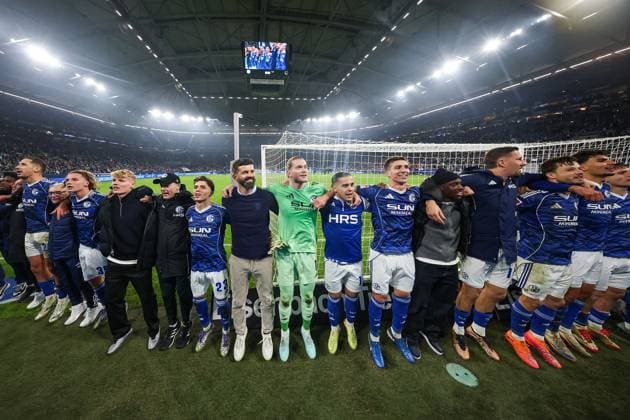 2 Bundesliga FC Schalke 04 SV Darmstadt 98 on 24 10 2025 in the Veltins Arena on Schalke Cheers and joy about the victory at the Schalke 04 team with coach Miron Muslic Schalke , goalkeeper Loris Karius Schalke 1 MH