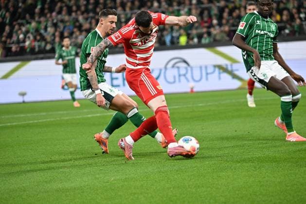 GER, 1 FBL, SV Werder Bremen vs Union Berlin 24 10 2025, Weserstadion, Bremen, GER, 1 FBL, SV Werder Bremen vs Union Berlin in picture Oliver Burke 1 FC Union Berlin 07 Marco Friedl Werder Bremen 32 Kapitaen nordphotoxGmbHxx xKokenge nph00001