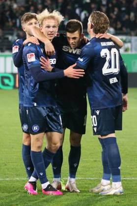 24 10 2025, xpfrx, Fußball 2 Bundesliga, SpVgg Greuther Fuerth Karlsruher SC v l Torjubel nach dem Tor zum celebrating the goal celebrate 1 4 durch Marvin Wanitzek Karlsruher SC KSC DFL DFB REGULATIONS PROHIBIT ANY USE OF PHOTOGRAPHS as IMAGE SEQUENCES and or QUASI VIDEO Fuerth