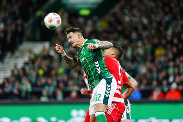Header duel aerial duel Marco Friedl SV Werder Bremen, 32 , Danilho Doekhi 1 FC Union Berlin, 05 GER, SV Werder Bremen vs 1 FC Union Berlin, Football, Bundesliga, Matchday 8, Season 2025 2026, 24 10 2025 DFL REGULATES PROHIBIT ANY USE OF PHOTOGRAPHS AS IMAGE SEQUENCES AND OR QUASI VIDEO GER, SV Werder Bremen vs 1 FC Union Berlin, Football, Bundesliga, Matchday 8, Season 2025 2026, 24 10 2025 Bremen Copyright: xEibner-Pressefoto MarcelxvonxFehrnx EP_MFN