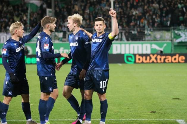 24 10 2025, xpfrx, Fußball 2 Bundesliga, SpVgg Greuther Fuerth Karlsruher SC v l Torjubel nach dem Tor zum celebrating the goal celebrate 1 4 durch Marvin Wanitzek Karlsruher SC KSC DFL DFB REGULATIONS PROHIBIT ANY USE OF PHOTOGRAPHS as IMAGE SEQUENCES and or QUASI VIDEO Fuerth